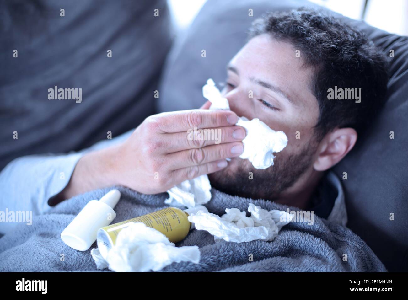 Malato uomo , influenza o Covid-19, freddo e ha febbre Foto Stock