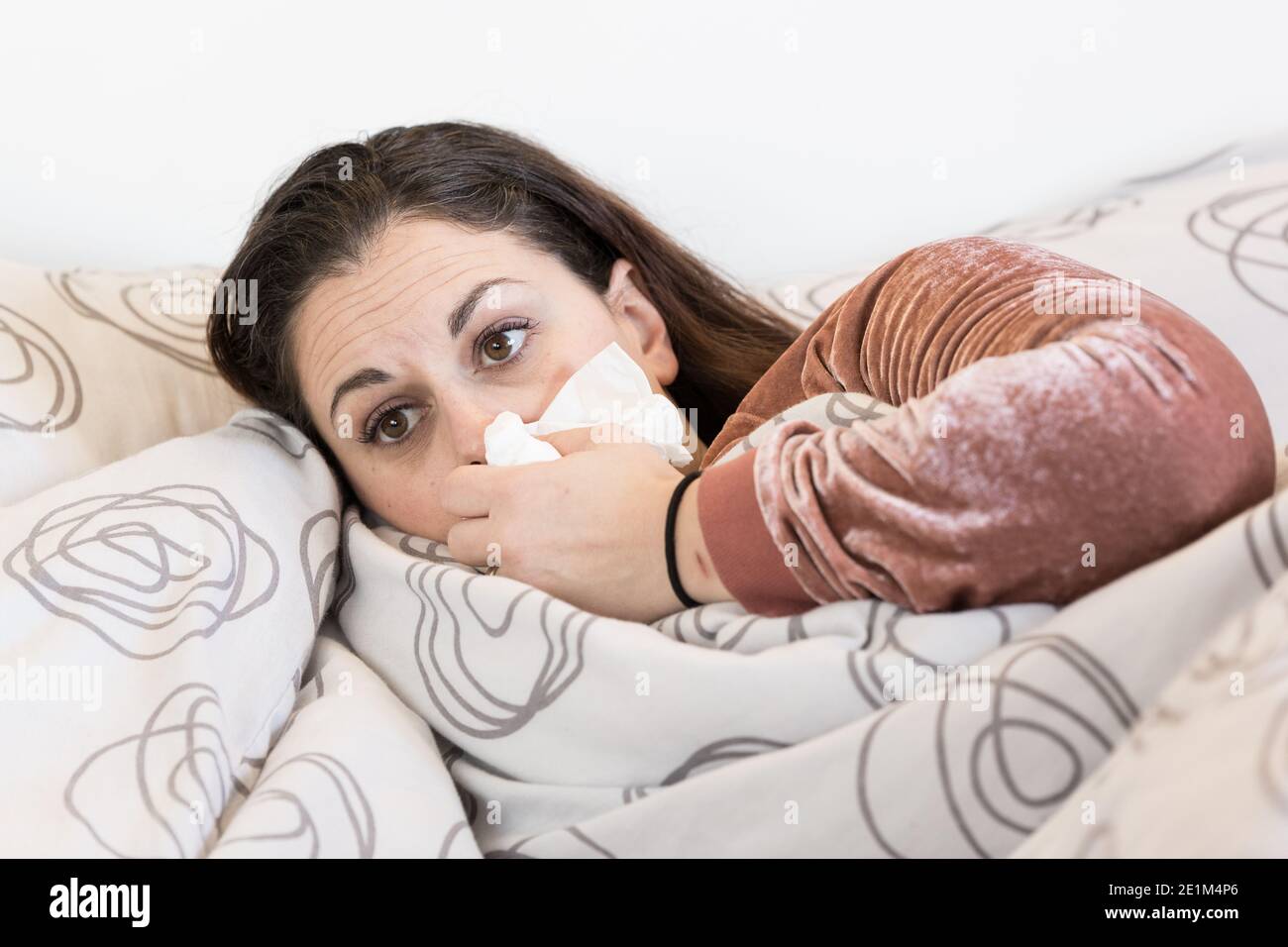 malata donna , influenza o covid19 disease, freddo e ha febbre Foto Stock