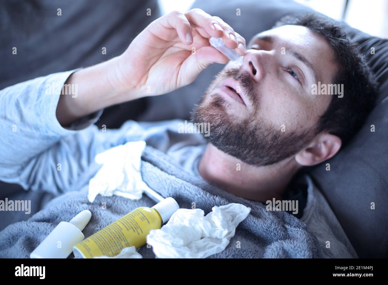 Malato uomo , influenza o Covid-19, freddo e ha febbre Foto Stock