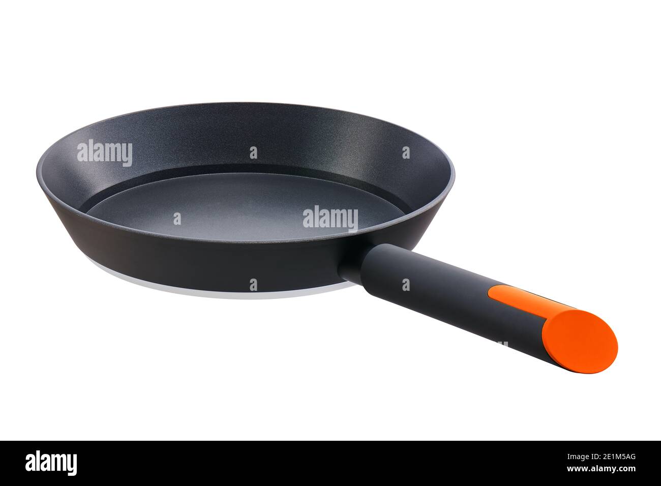 Padella in alluminio antiaderente con manico in silicone nero-arancione su a. superficie bianca Foto Stock