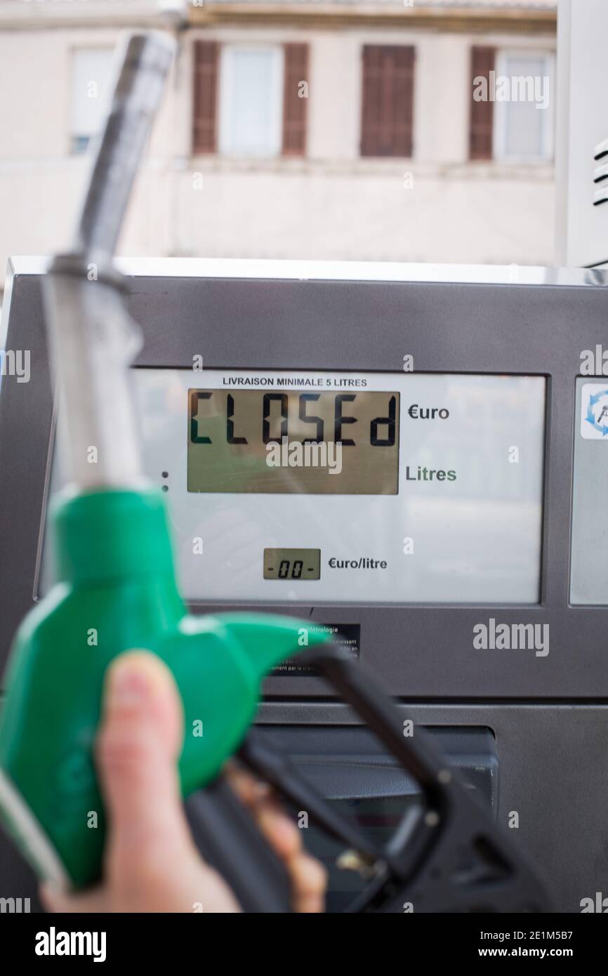 Fondo distributore benzina carburante colorato. Primo piano della stazione delle pompe di alimentazione Foto Stock