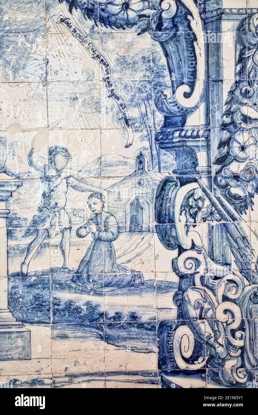 PORTOGALLO / Lisbona / piastrelle portoghesi finemente dipinte, chiamate azulejos a Lisbona. Foto Stock