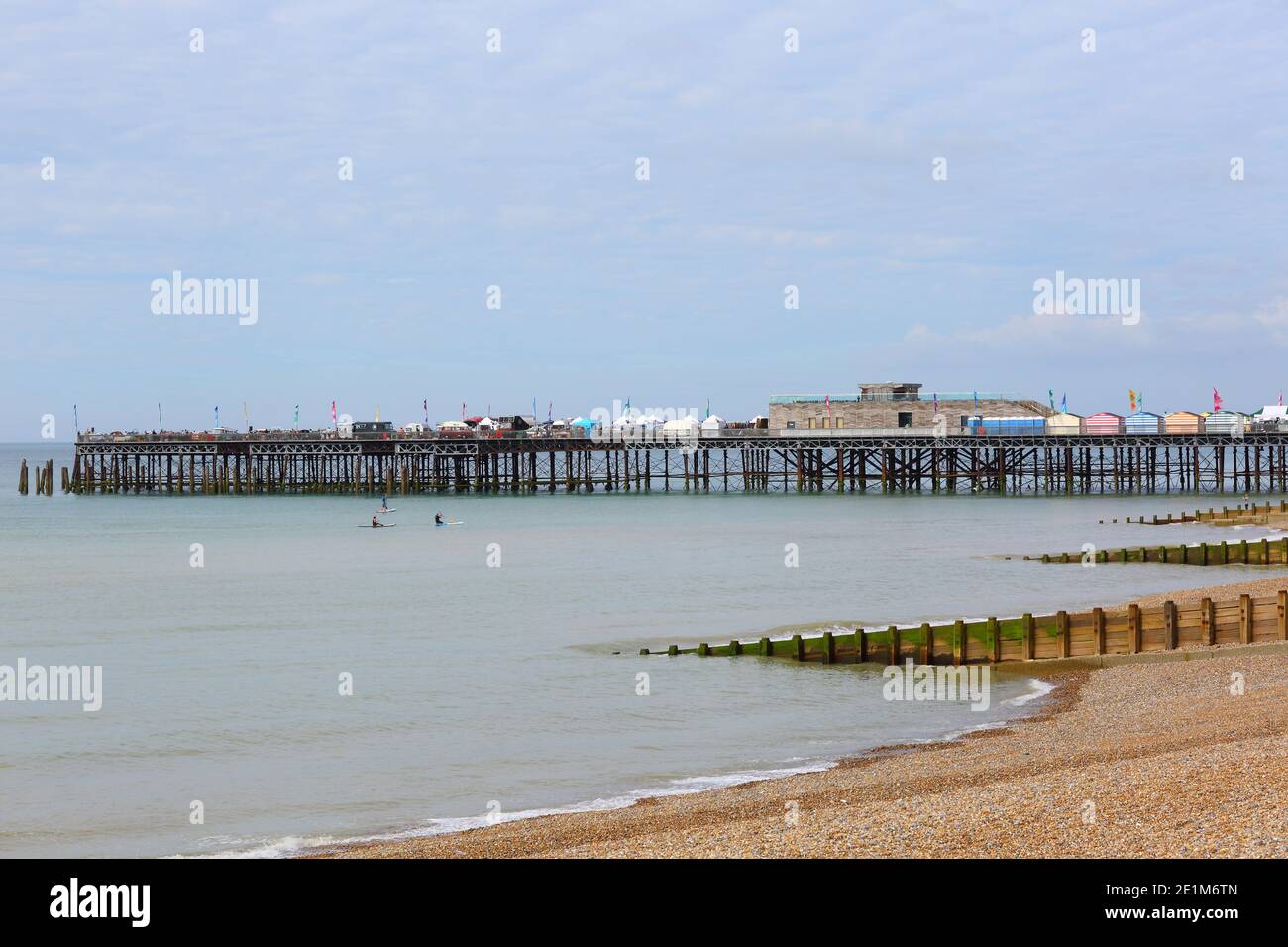 La spiaggia e il molo di Hastings, Hastings, East Sussex, England, Regno Unito Foto Stock