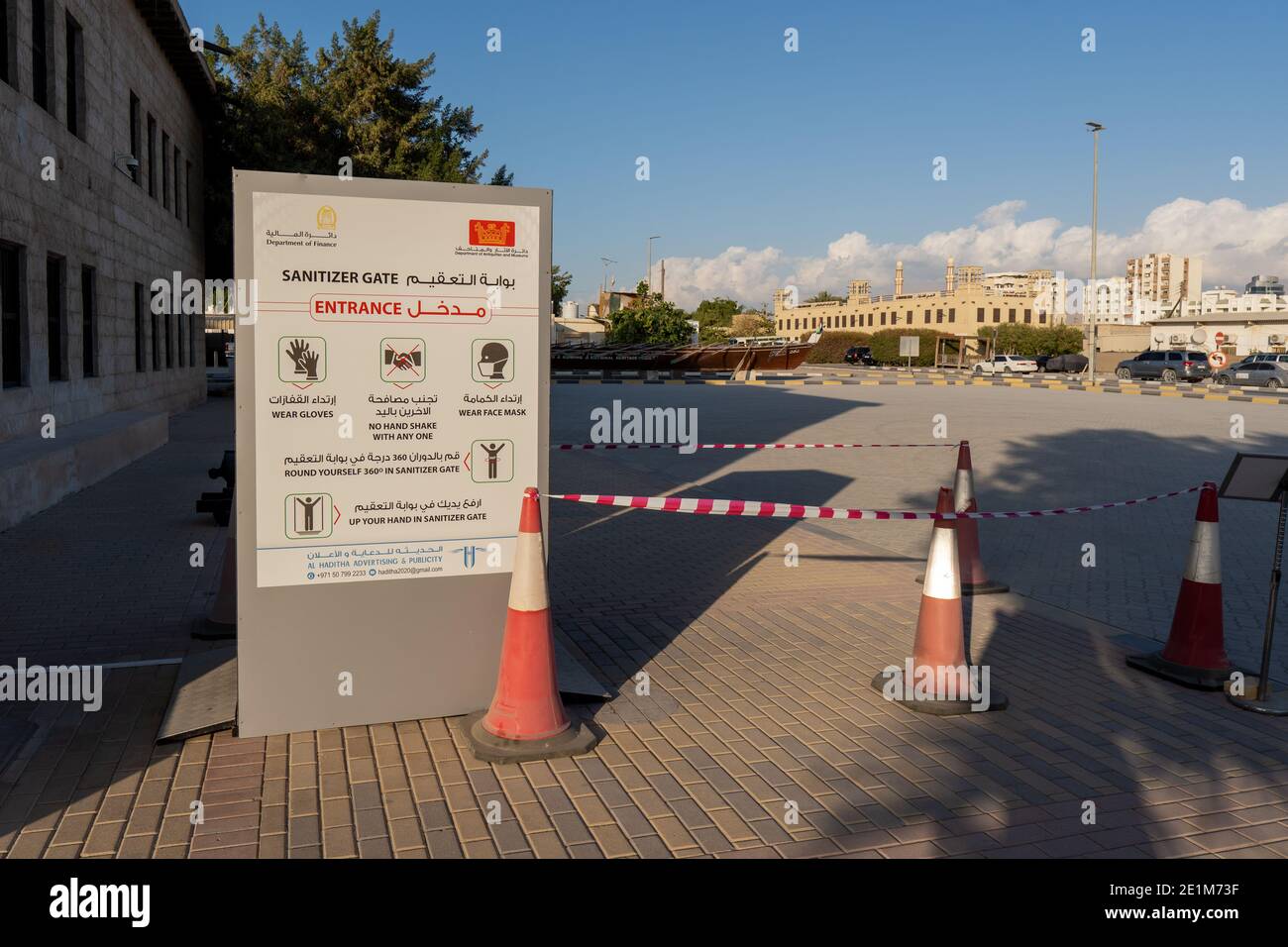RAK, RAK, Emirati Arabi Uniti: 12.31.2020: "COVID-19 macchina per la disinfezione senza contatto per entrare in luoghi pubblici durante la pandemia". Foto Stock