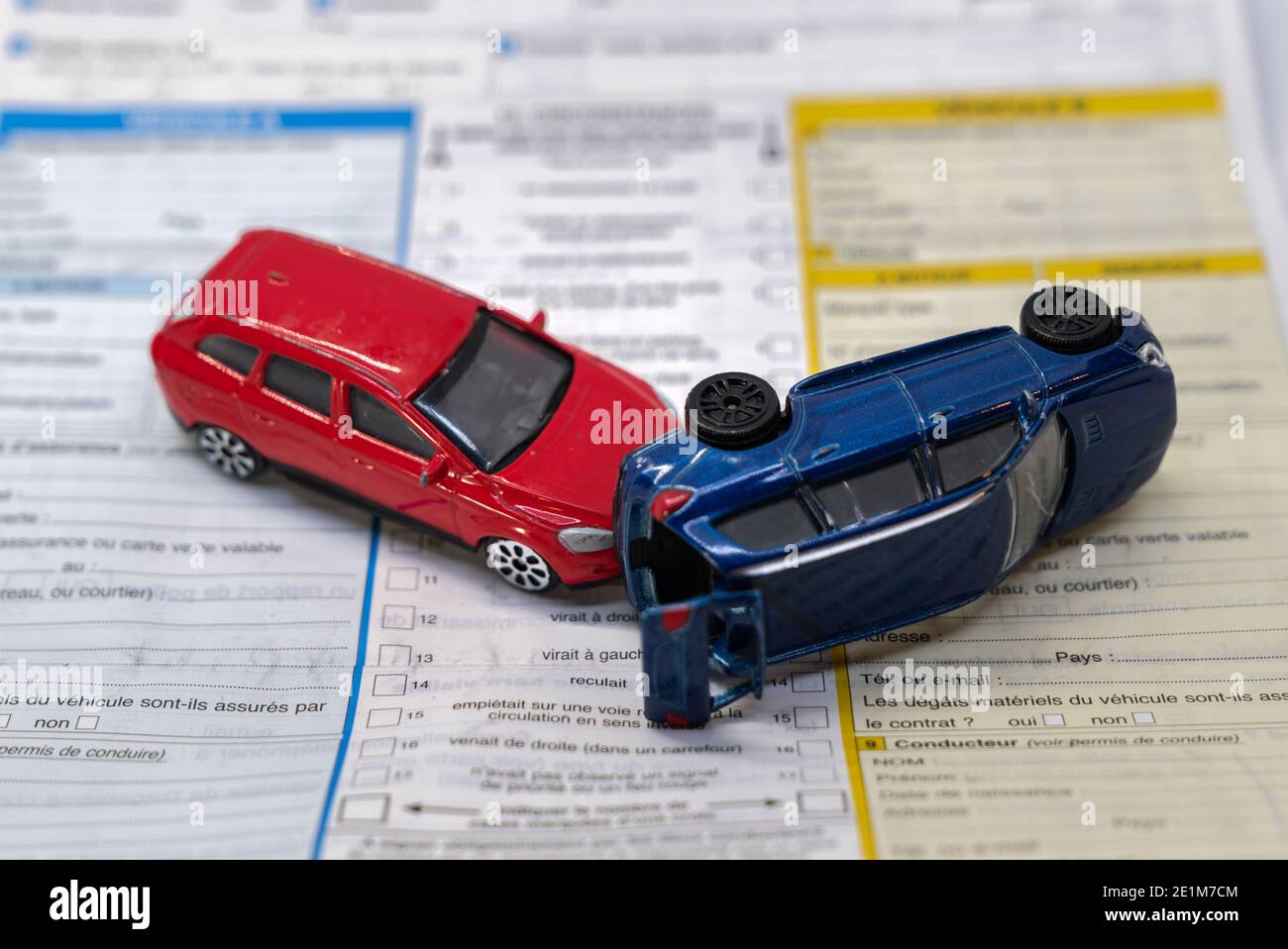 Rapporto assicurazione infortuni auto - illustrazione giocattoli in miniatura Foto Stock