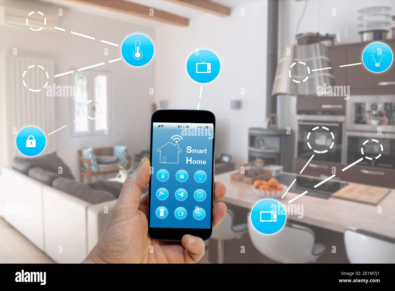 concetto di app smart home control system sul display dello smartphone in mano Foto Stock