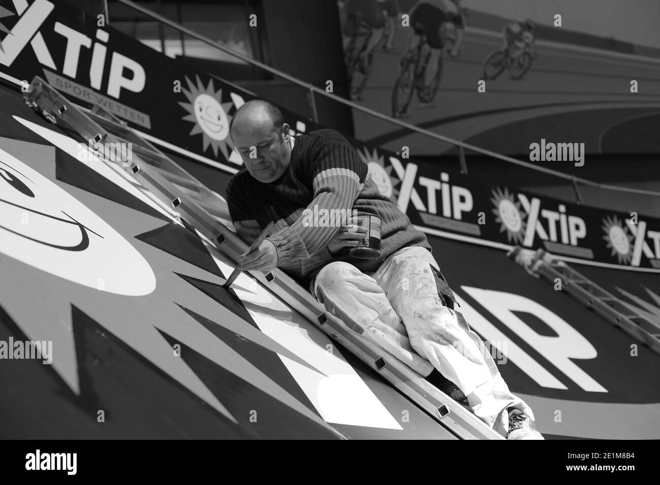 Sixdays ,Germania ,pista ciclabile Velodrome , preparazione del pavimento in legno a Brema, gennaio 2016 Foto Stock