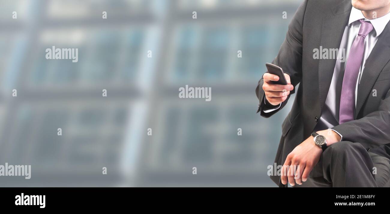 Uomo d'affari che lavora da solo su laptop o con file, in background effetto moderno sfocato Foto Stock
