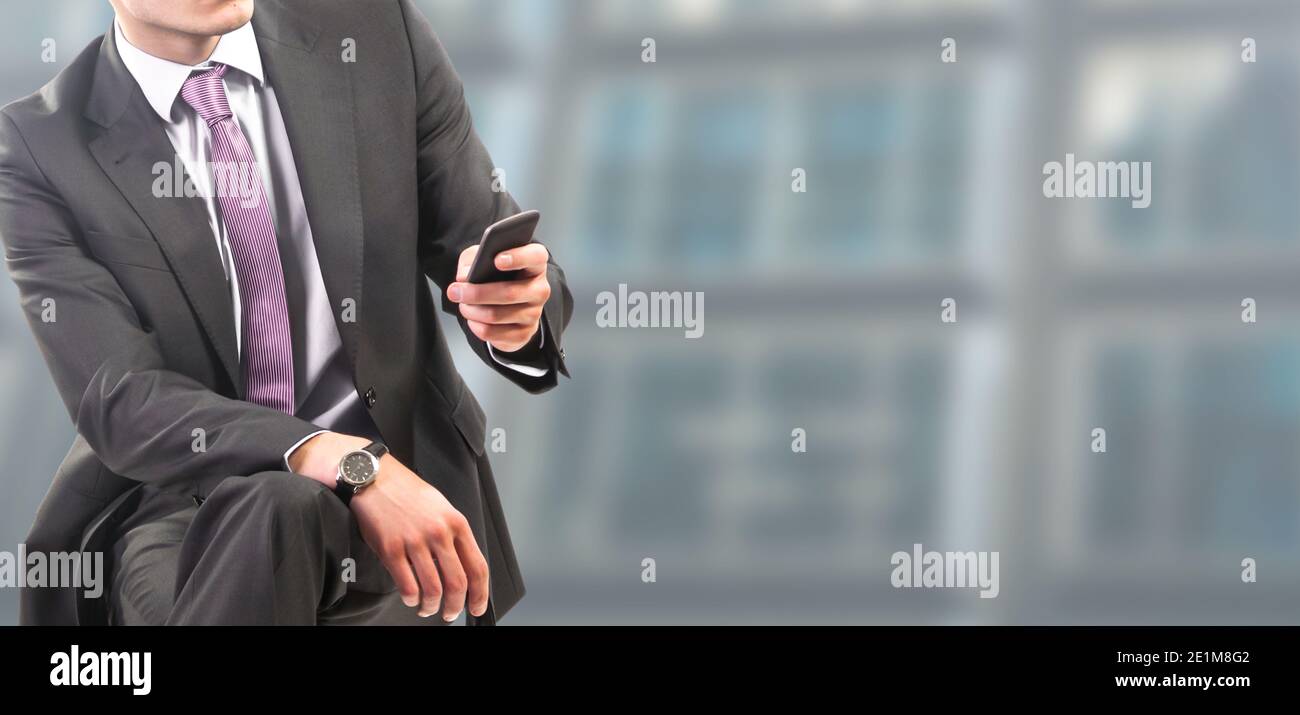 Uomo d'affari che lavora da solo su laptop o con file, in background effetto moderno sfocato Foto Stock