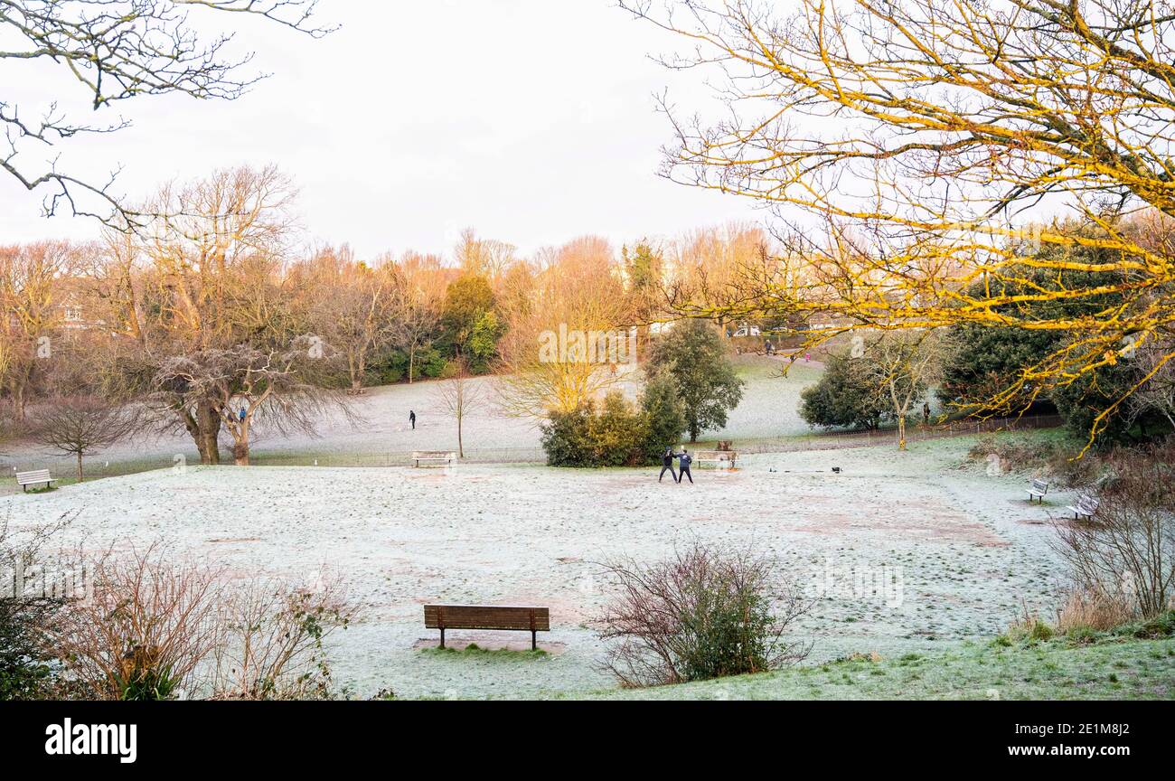Brighton UK 8 gennaio 2021 - una pittoresca scena vinicola a Queens Park Brighton in una giornata gelosa molto fredda nel Sud Est. Più neve e sleet è previsto per alcune parti della Gran Bretagna con temperature di congelamento, ma si prevede di riscaldarsi nel fine settimana: Credit Simon Dack / Alamy Live News Foto Stock