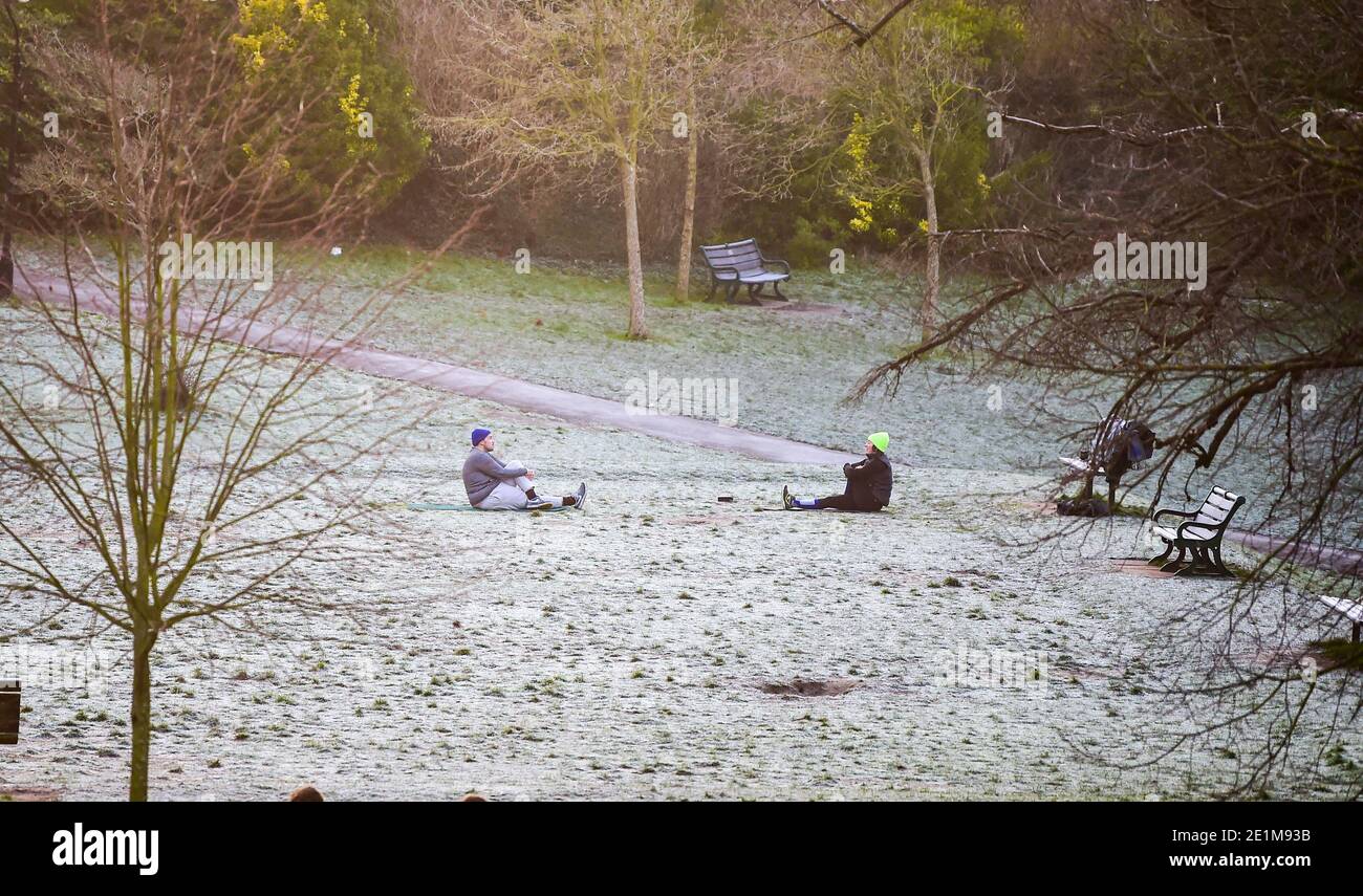 Brighton UK 8 gennaio 2021 - Esercitazione di prima mattina nel Queens Park Brighton in una giornata gelida molto fredda nel Sud Est. Più neve e sleet è previsto per alcune parti della Gran Bretagna con temperature di congelamento, ma si prevede di riscaldarsi nel fine settimana: Credit Simon Dack / Alamy Live News Foto Stock