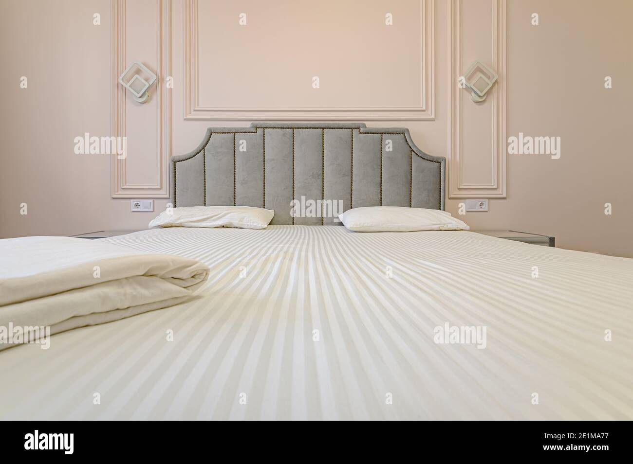 Camera da letto moderna beige e marrone con letto matrimoniale Foto Stock