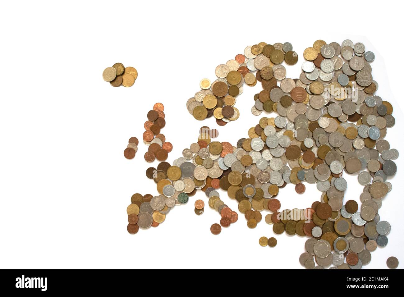 Mappa monetaria europea fatta di vecchie monete metalliche isolate su sfondo bianco. Messa a fuoco selettiva Foto Stock