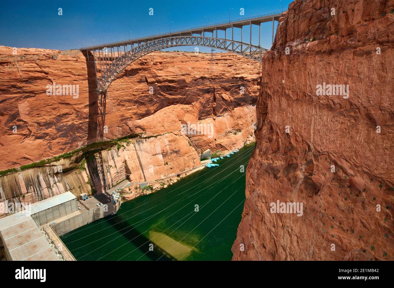 Ponte di Glen Canyon visto dalla diga di Glen Canyon, sul fiume Colorado, Page, Arizona, Stati Uniti Foto Stock