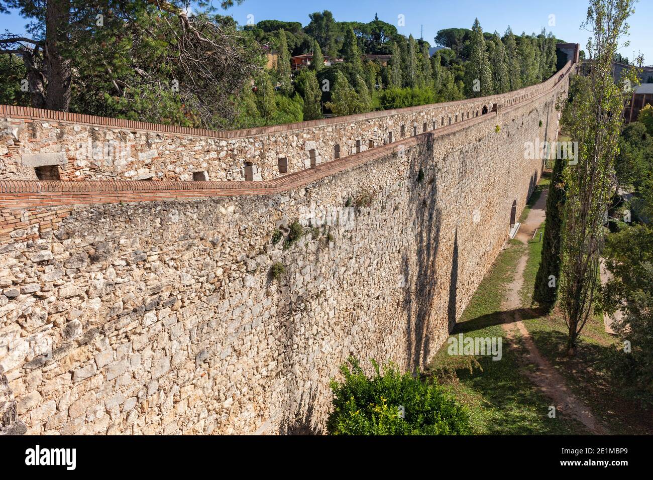 Girona città in Catalogna, Spagna, Passeig de la Muralla, antica fortificazione delle mura della città Foto Stock
