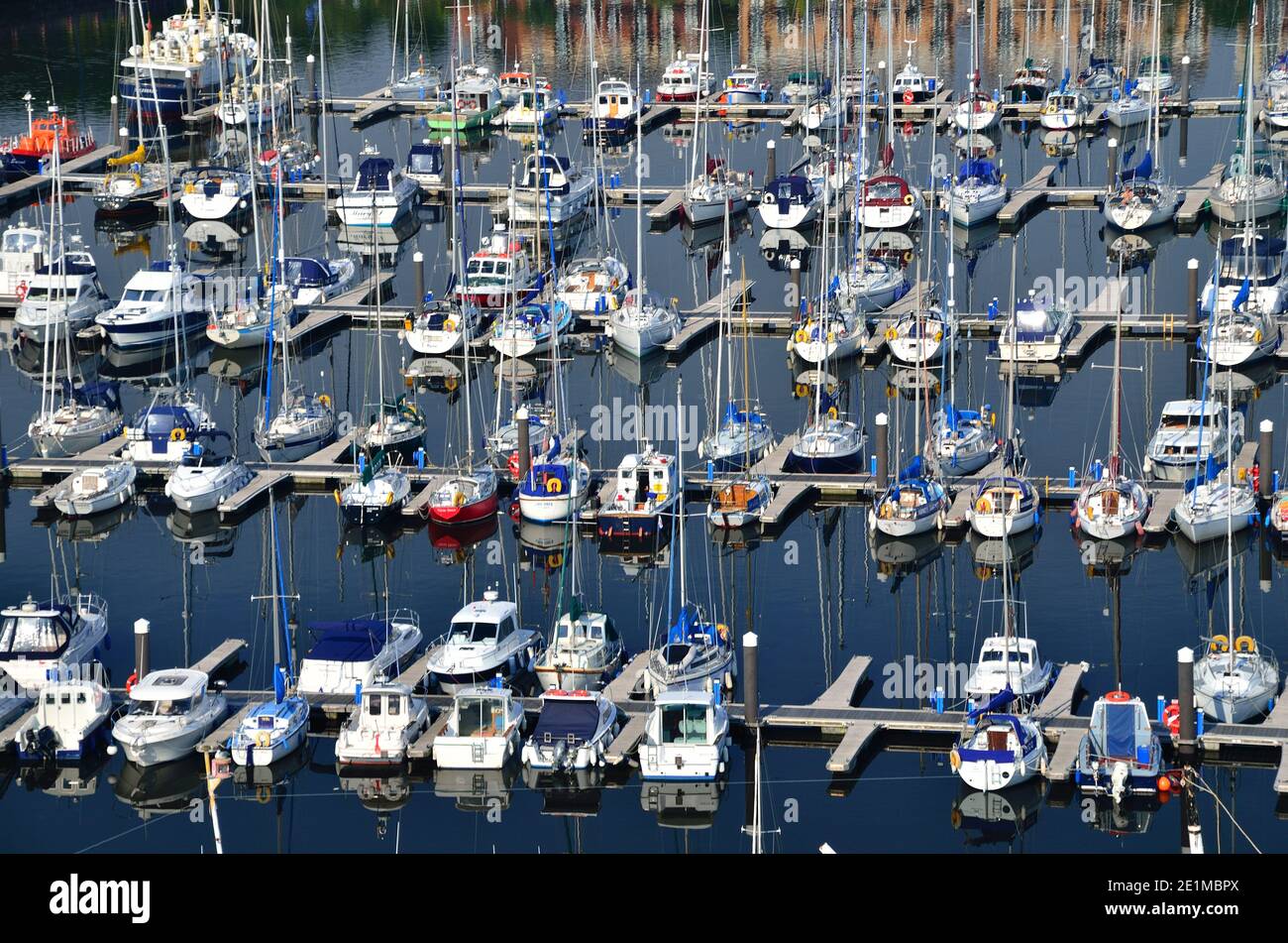 molte diverse barche colorate in un porto Foto Stock