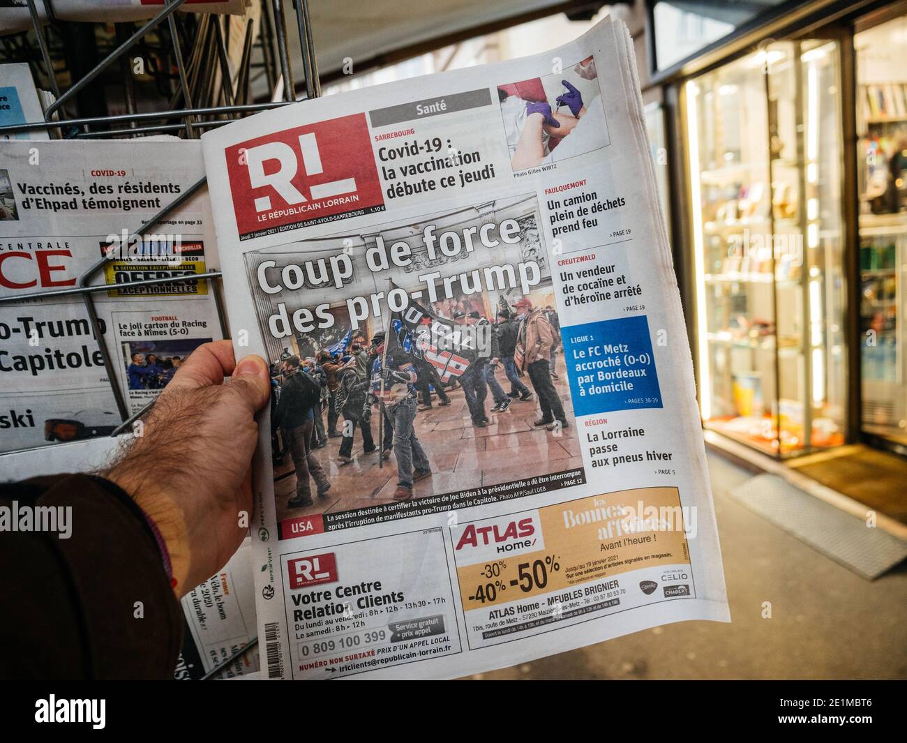 Parigi, Francia - 7 gennaio 2020: Il giornale francese le Republicain Lorrain mostra la tempesta del Campidoglio degli Stati Uniti da parte dei sostenitori del presidente degli Stati Uniti Dona Foto Stock