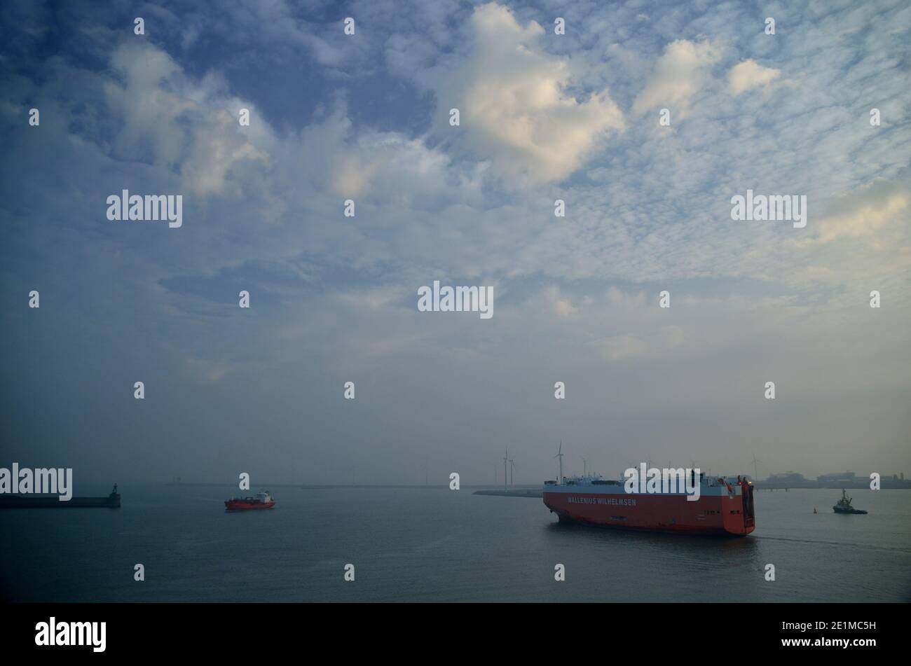 molte navi in mare con un bel cielo Foto Stock