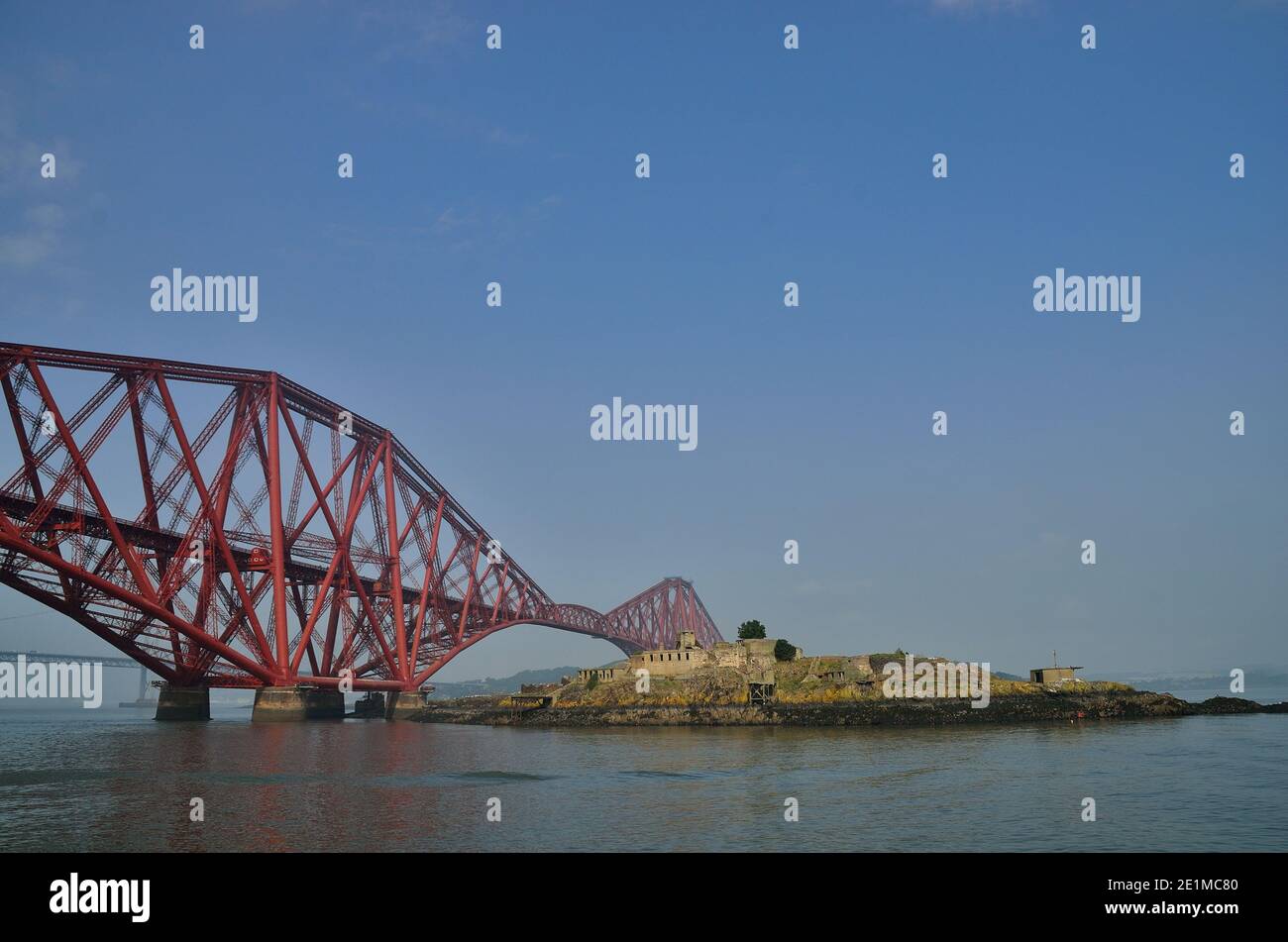 grande ponte rosso chiamato forth bridge in scozia Foto Stock