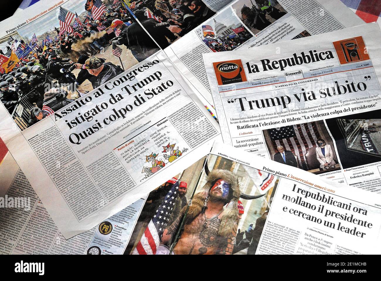 L'autorevole quotidiano italiano "la Repubblica" in prima pagina fa notizia di Trump immediatamente. Assalto al Congresso, colpo di Stato. Le foto degli scontri e di Jake Angeli conosciuto come lo sciamano. Foto Stock