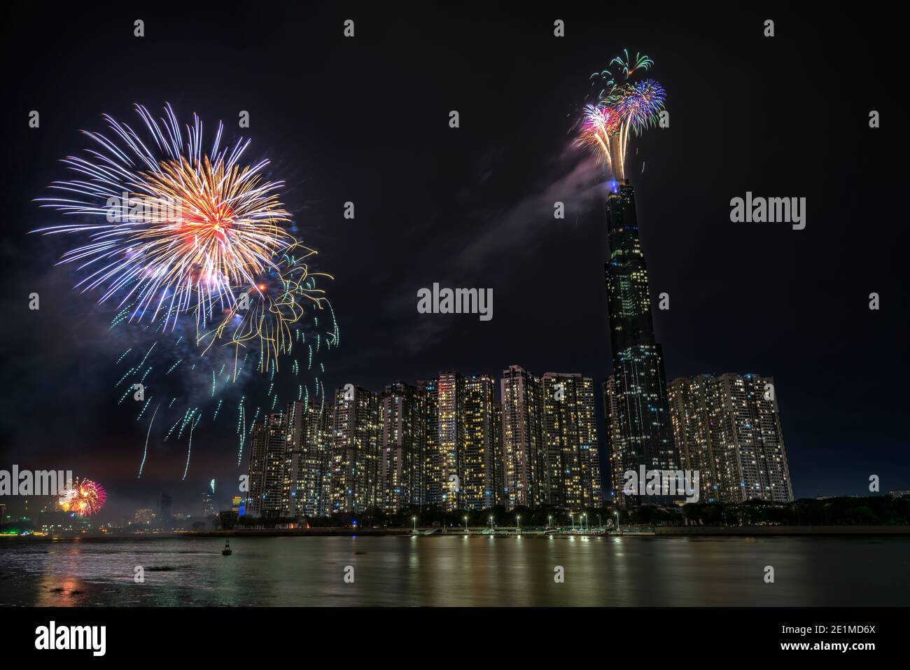 Fuochi d'artificio felice anno nuovo 2021 illuminare il cielo sopra il quartiere degli affari nella città di ho Chi Minh, Vietnam Foto Stock