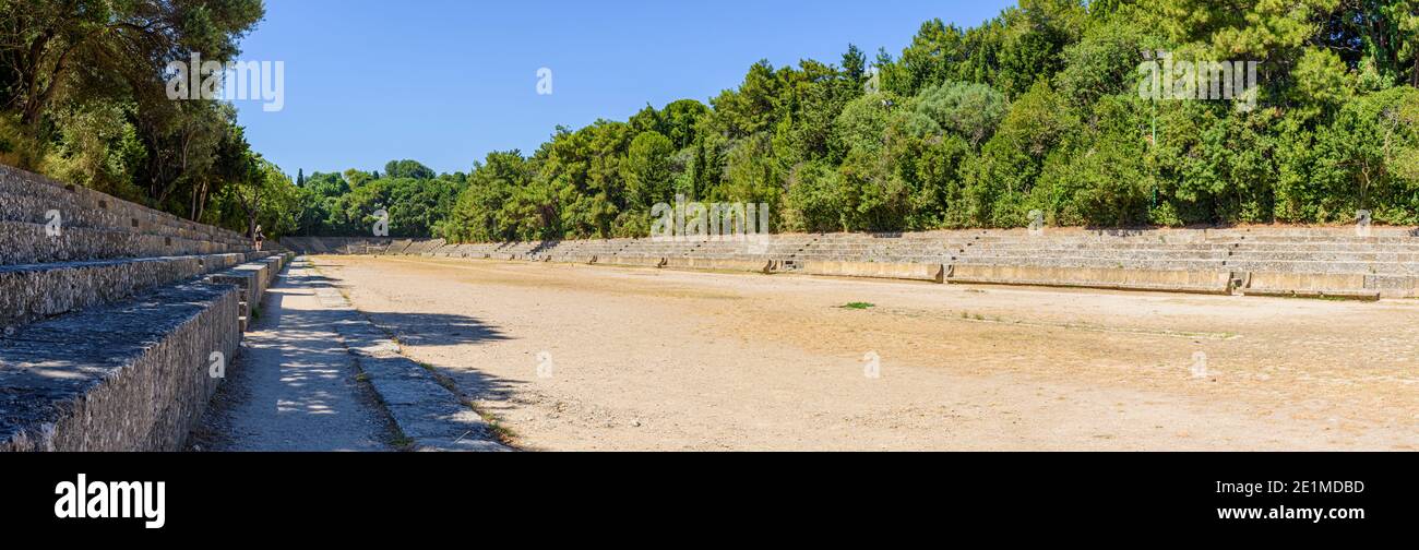 Antico stadio di Rodi tra le rovine ellenistiche in cima Monte Smith, Rodi città, Isola di Rodi, Dodecanese, Grecia Foto Stock