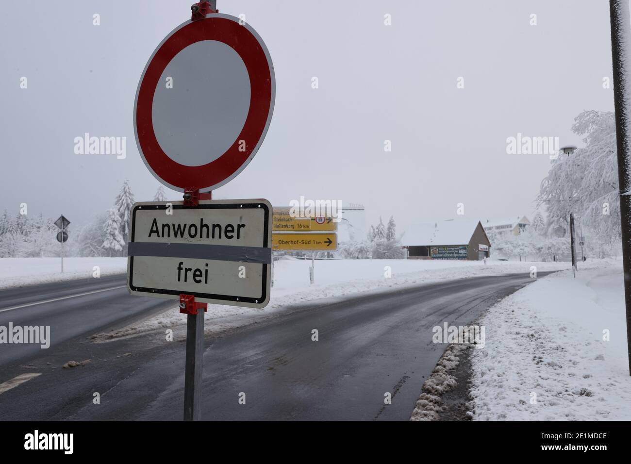 Oberhof, Germania. 8 gennaio 2021. Un cartello di sbarramento si trova su una strada di accesso al centro della città. Oberhof si falla fuori dai turisti di giorno. Il comune chiude tutti i parcheggi pubblici per i turisti di giorno, la polizia regola l'accesso alla città. Credit: Bodo Schackow/dpa-Zentralbild/dpa/Alamy Live News Foto Stock