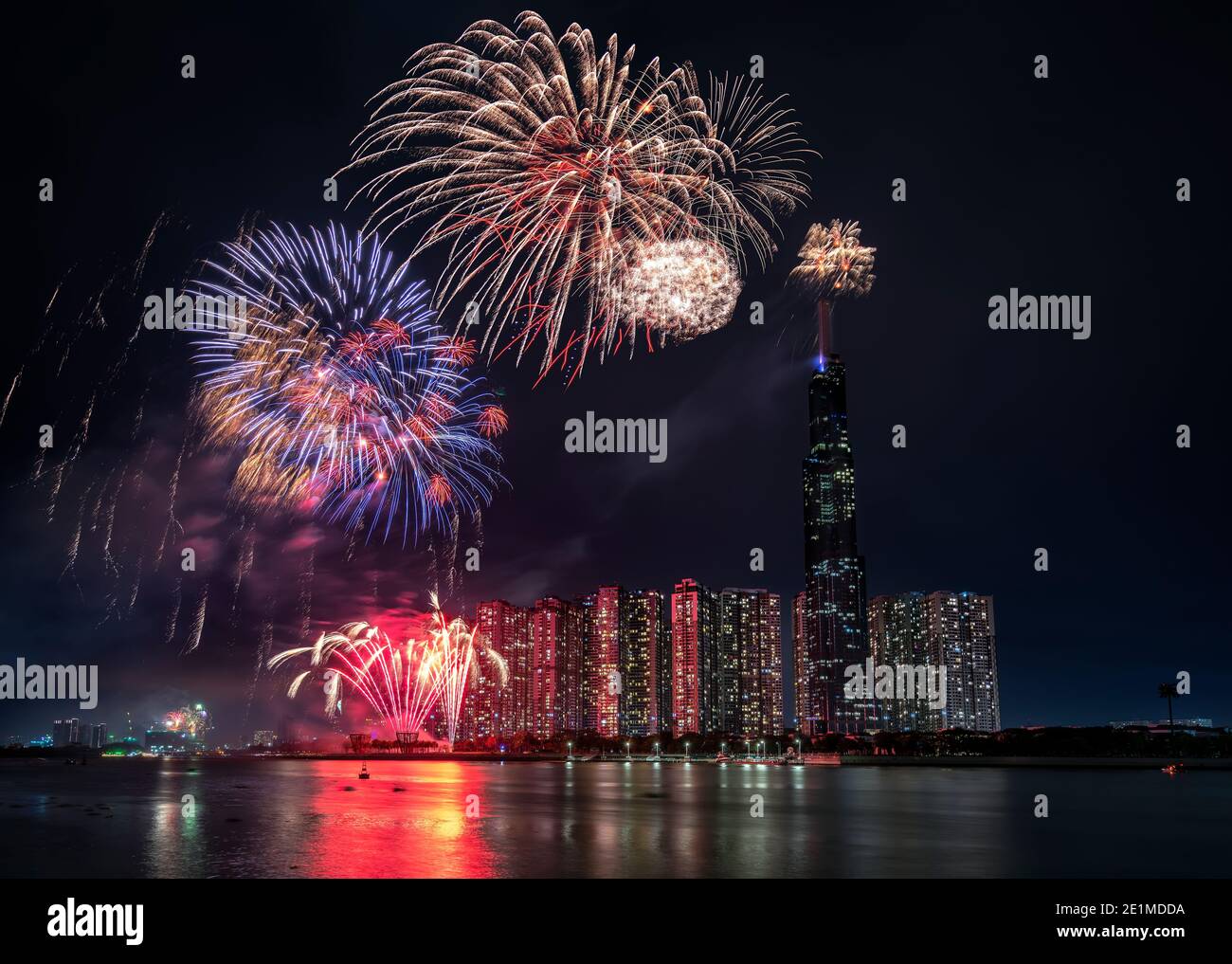 Fuochi d'artificio felice anno nuovo 2021 illuminare il cielo sopra il quartiere degli affari nella città di ho Chi Minh, Vietnam Foto Stock