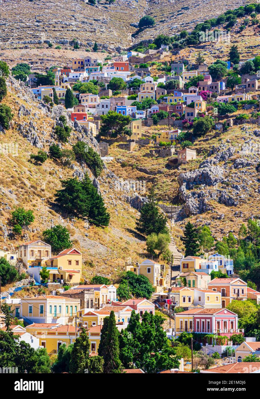 Case neo-classiche della vecchia collina Horio, Symi Island, Dodecanese, Grecia Foto Stock