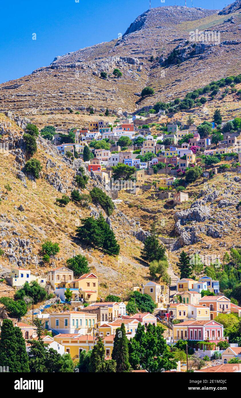 Case neo-classiche della vecchia collina Horio, Symi Island, Dodecanese, Grecia Foto Stock