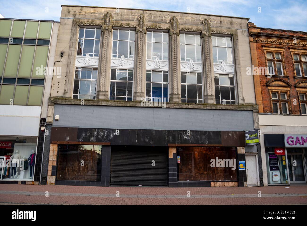 Chiuso, chiuso negozio di fronte a High Street, a Southend on Sea, Essex, UK, durante COVID 19, Coronavirus terzo blocco. Architettura d'epoca Foto Stock