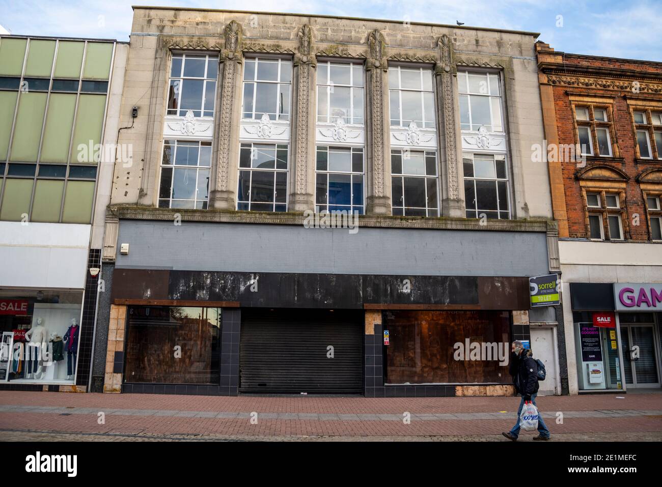 Chiuso, chiuso negozio di fronte a High Street, a Southend on Sea, Essex, UK, durante COVID 19, Coronavirus terzo blocco. Architettura d'epoca Foto Stock