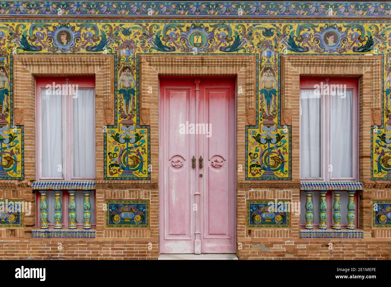 Isla Cristina, Spagna - 7 gennaio 2021: Piastrelle colorate e mattoni rossi casa di fronte in dettaglio Foto Stock