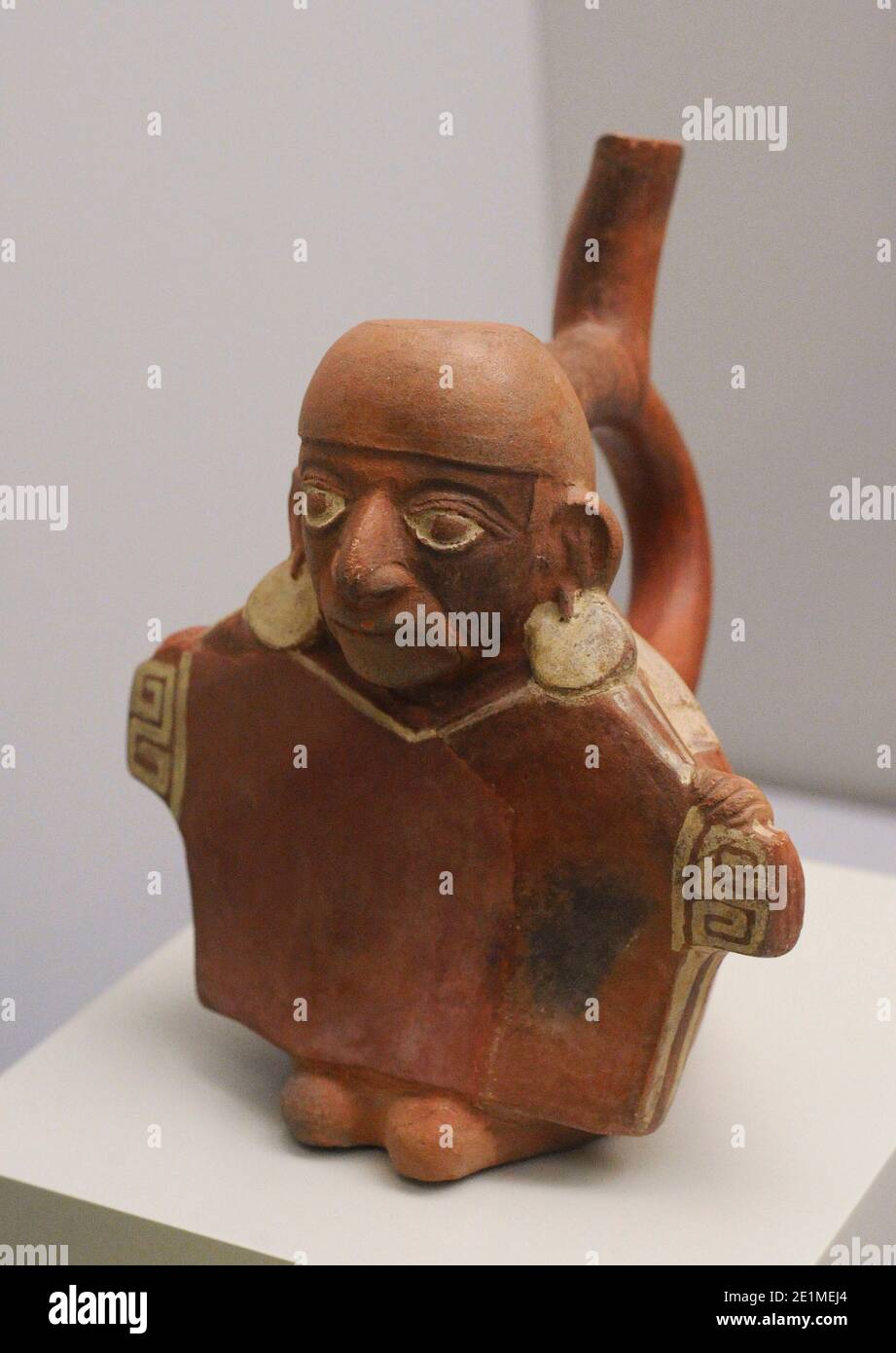 Imbarcazione che rappresenta una persona vestita di camicia. Ceramica. Cultura moche (100 a.C.-700 d.C.). Perù. Museo delle Americhe. Madrid, Spagna. Foto Stock