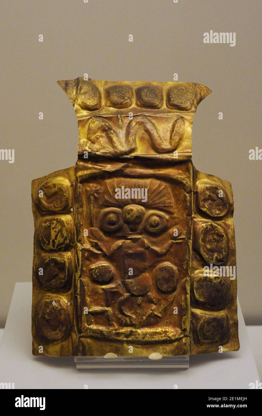 Piastra in rilievo. Oro. Civiltà Inca (1400-1533 d.C.). Cuzco. Perù. Museo delle Americhe. Madrid, Spagna. Foto Stock