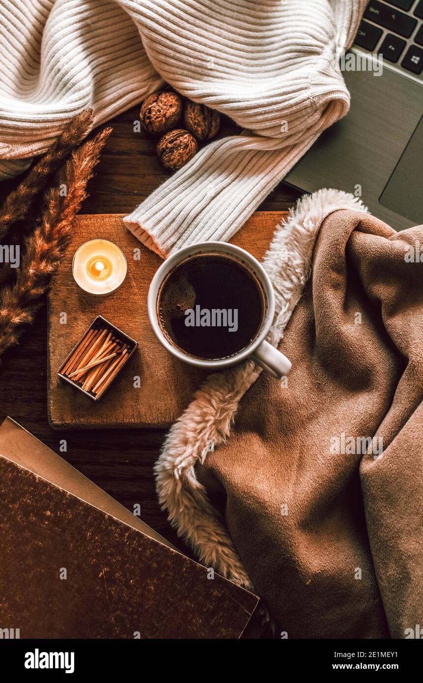 Una tazza di caffè caldo su una scrivania in legno piatto Foto Stock