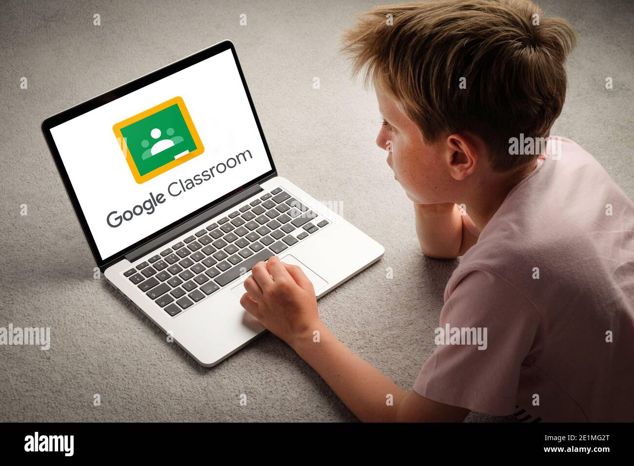 Un bambino che impara attraverso il sito web di Google Classroom mentre studia da casa durante il blocco. Foto Stock