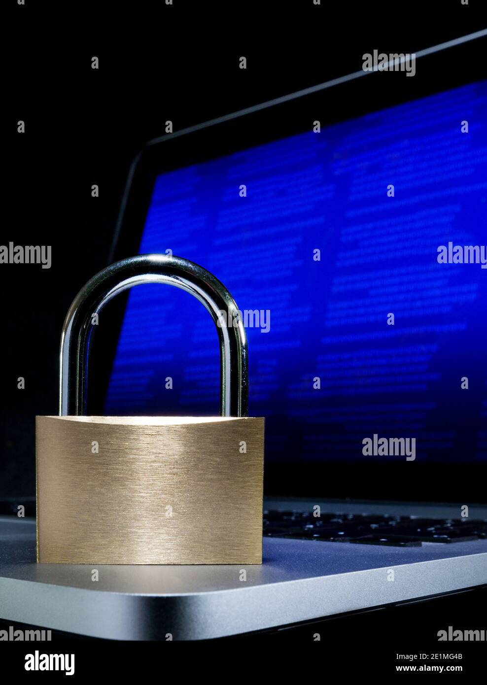 Un lucchetto e computer, immagine del concetto di sicurezza online. Foto Stock