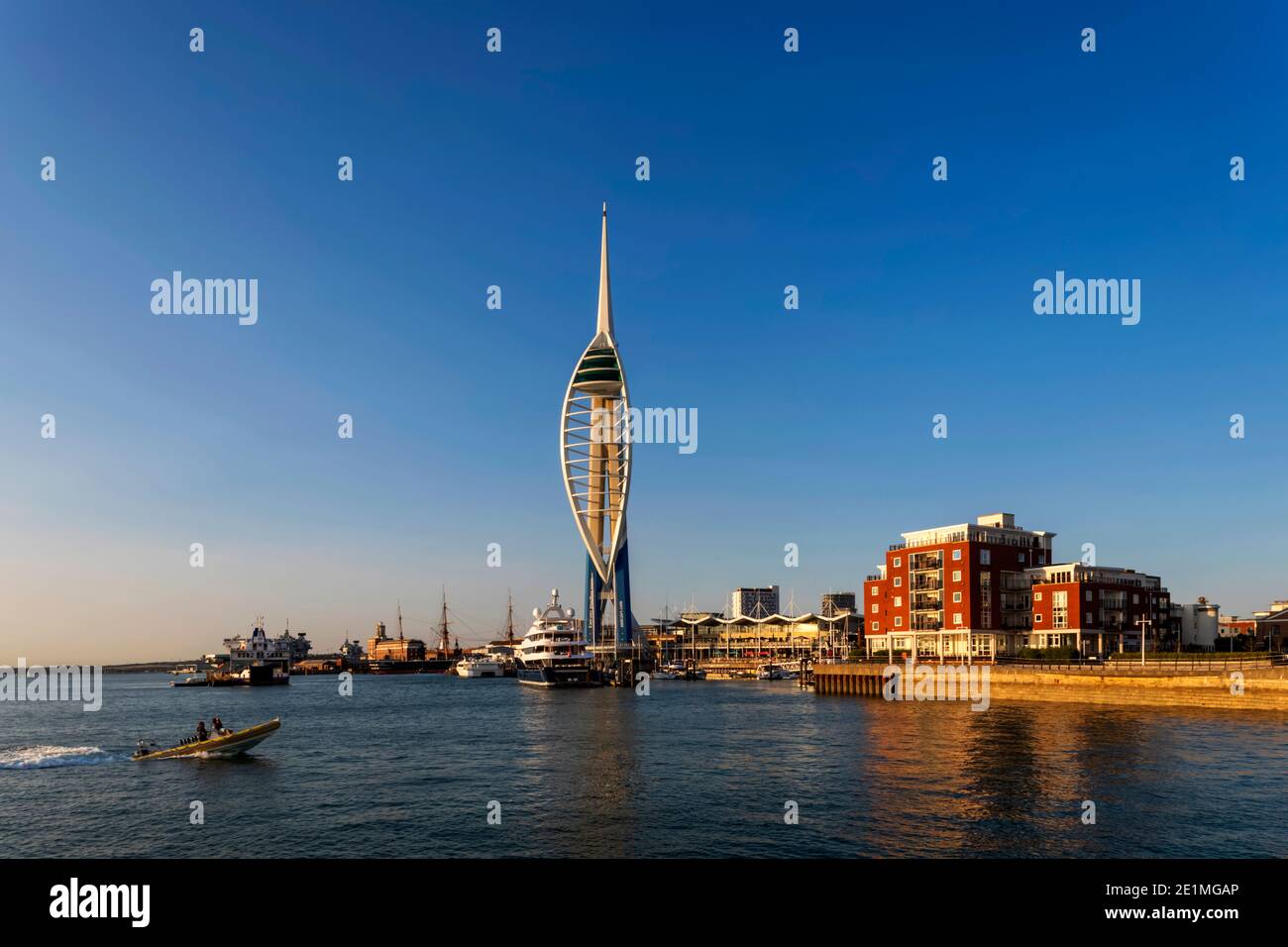Inghilterra, Hampshire, Portsmouth, Harbourfront e Spinnaker Tower Foto Stock