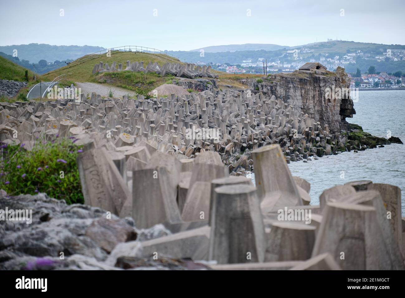 Le insolite difese marine ottagonali in cemento si collegano tra loro per proteggere la costa al largo di Llandulas, Galles. Foto Stock