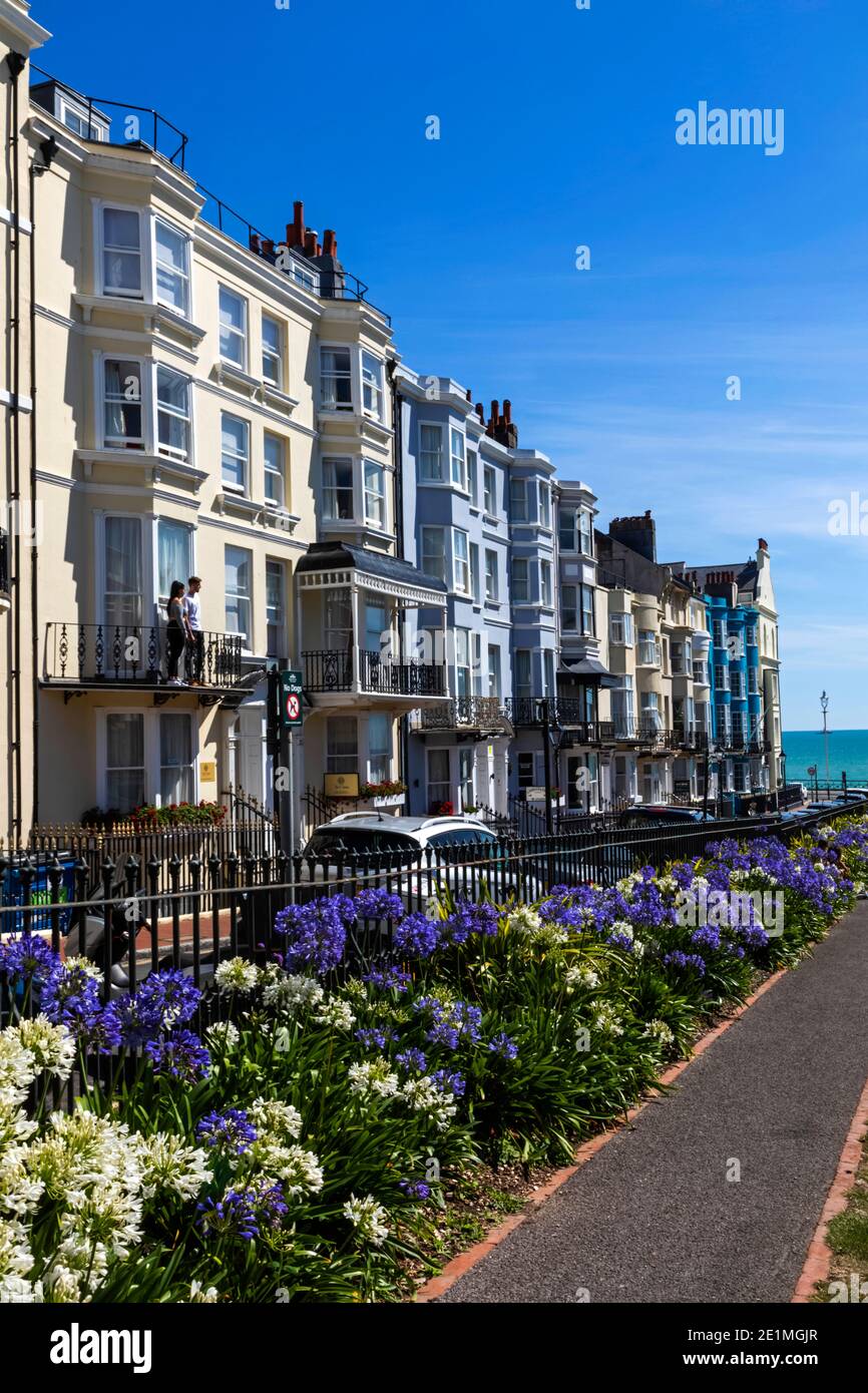 Inghilterra, East Sussex, Brighton, Kemptown, i New Steine Gardens, i colorati hotel e gli edifici residenziali Foto Stock