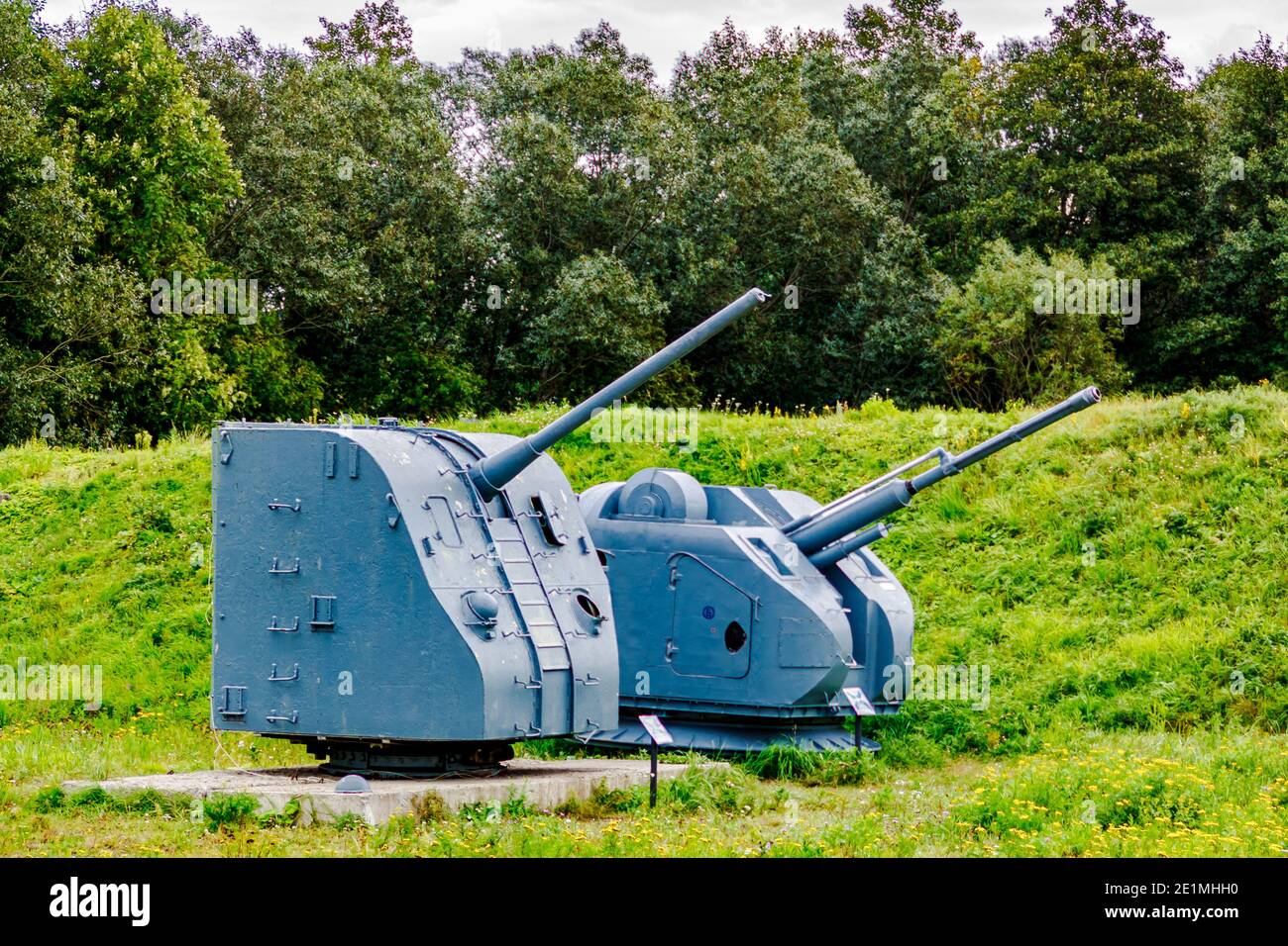 Kronshtadt, San Pietroburgo, Russia - Septtermber 5, 2020: Artiglieria automatica AK-176 e artiglieria B-34USM sulla batteria `Demidov` Foto Stock