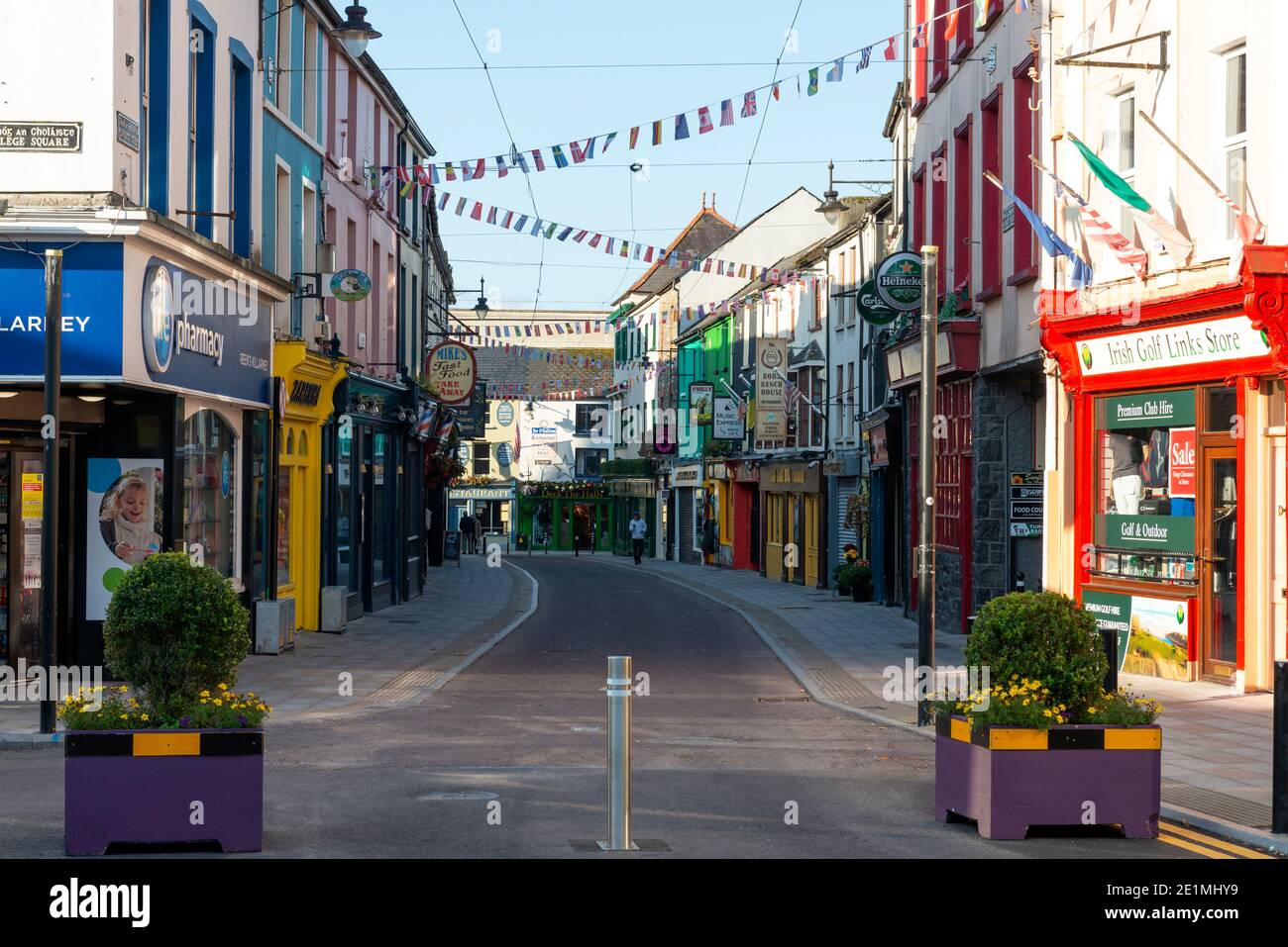 Via dello shopping a Killarney, Irlanda. The Plunkett Street in Killarney County Kerry Ireland tranquilla vuota e deserta senza auto a partire da ottobre 2020 Foto Stock