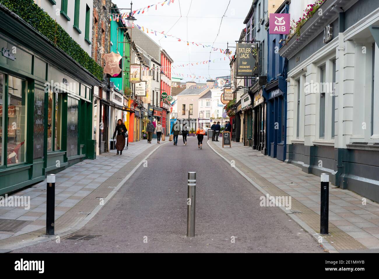 La tranquilla vuota e deserta senza auto Plunkett Street a Killarney, County Kerry, Irlanda a partire da ottobre 2020 Foto Stock