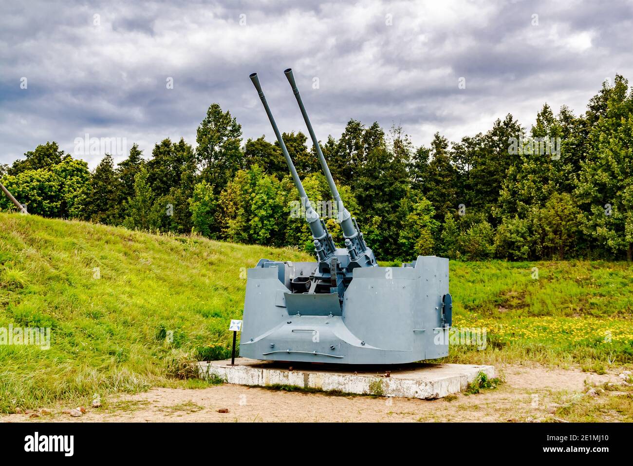 Kronshtadt, San Pietroburgo, Russia - Septtermber 5, 2020: Cannoni da nave anti-aereo da 57 mm sulla batteria `Demidov` Foto Stock