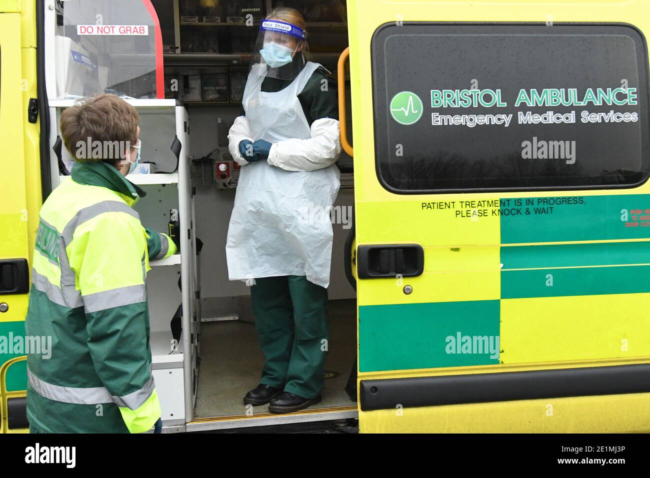 Bristol, Regno Unito. 8 gennaio 2021. REGNO UNITO. Uno dei sette Giant Vaccination Center, sede dell'Ashton Gate Foot Ball Stadium, oggi visto come Swab Testing dai lavoratori della NHS dalla vicina Ambulance. I preparativi per l'avvio dei lavori inizieranno più tardi per preparare lo stadio e le vaccinazioni di massa lunedì 11 gennaio. Credito immagine: Robert Timoney/Alamy Live News Foto Stock