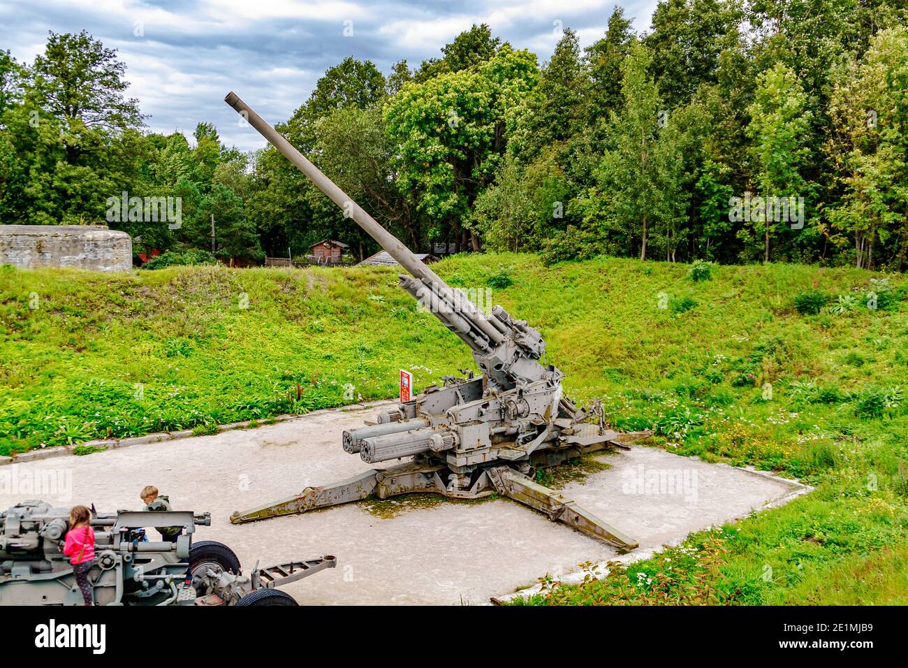 Pistola antiaerea da 130 mm sulla batteria Demidov. Kronshtadt, San Pietroburgo, Russia. Foto Stock