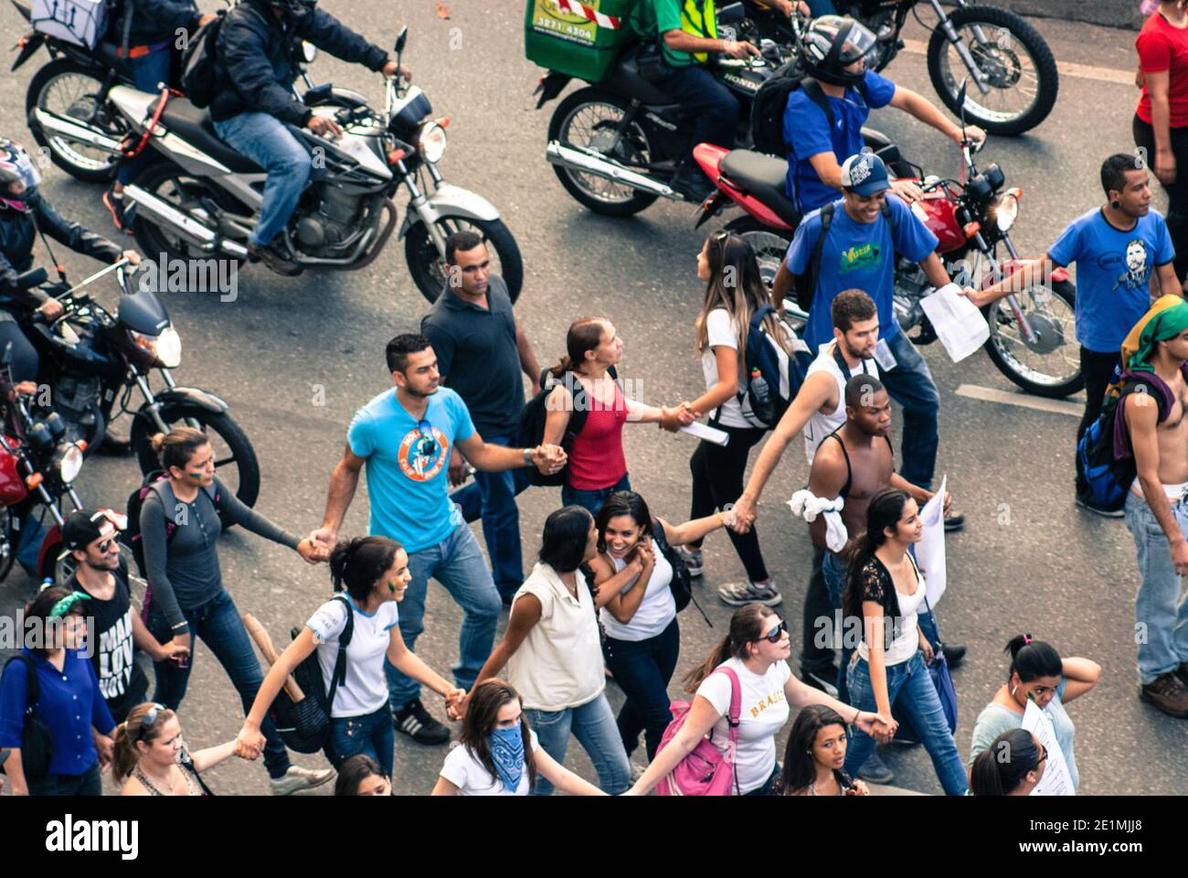 BELO HORIZONTE, MINAS GERAIS, BRASILE - 19 GIUGNO 2013: Manifestanti contro la coppa del mondo di blocco viale Foto Stock