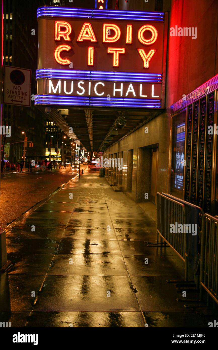 Radio City Music Hall al neon si accende all'esterno a New York, America, USA Foto Stock