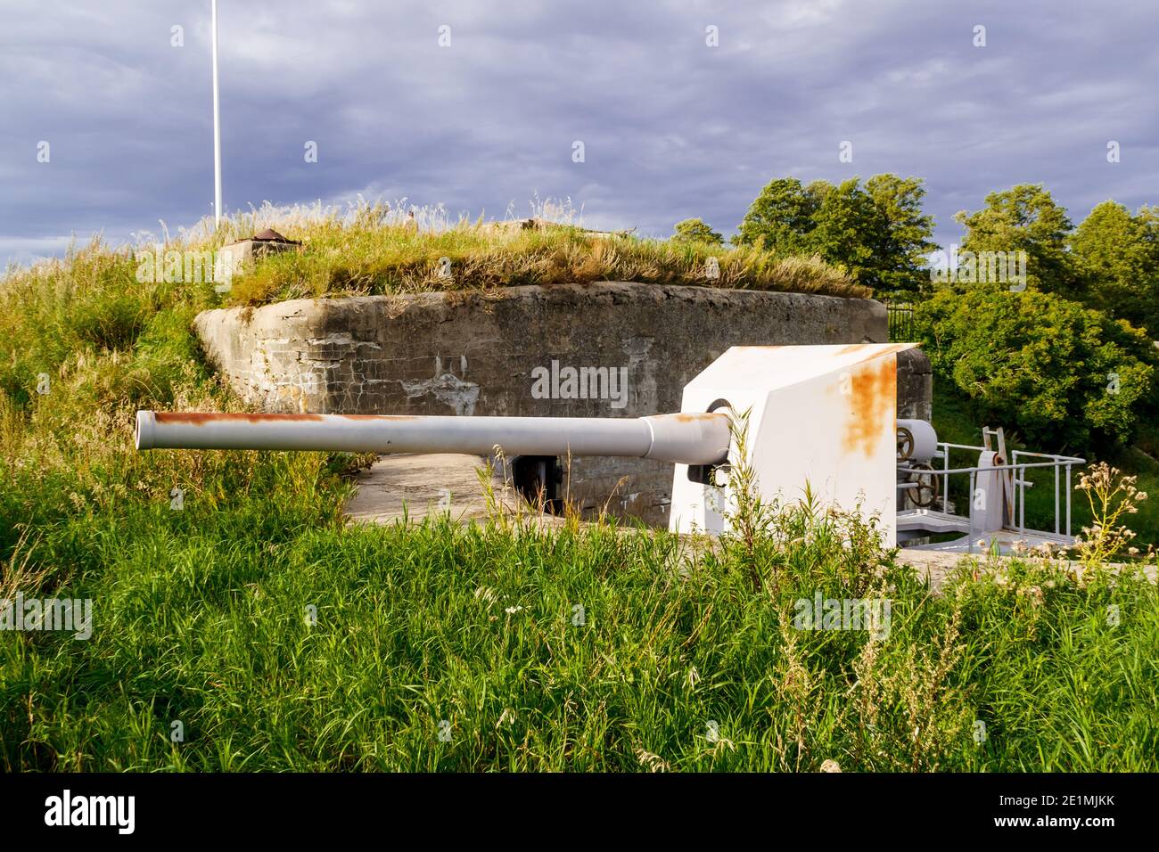 Kronshtadt, San Pietroburgo, Russia - Septtermber 5, 2020: Cannone B-13 sulla batteria Demidov. Foto Stock